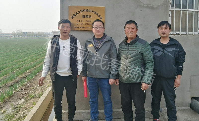 蔥滿滿與客戶合影